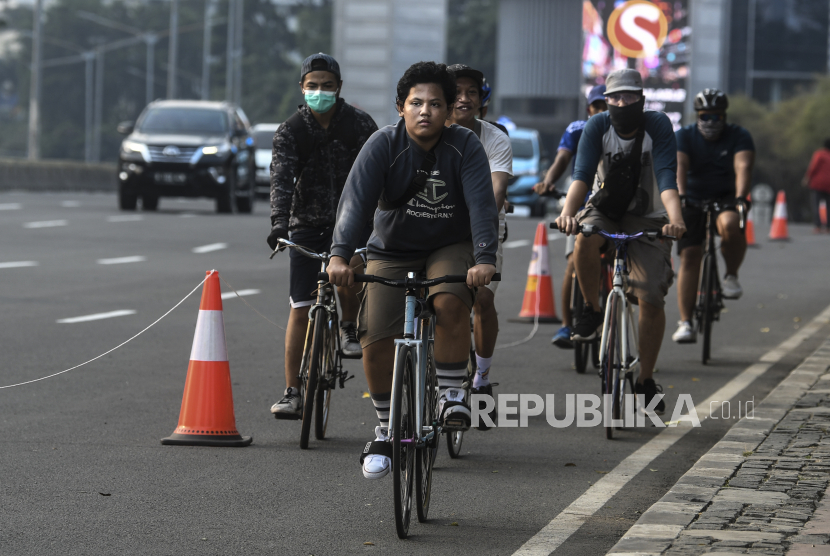 Warga mengayuh sepedanya saat melintas di kawasan Jalan Sudirman-Thamrin, Jakarta, Sabtu (27/6/2020). Kementerian Perhubungan (Kemenhub) saat ini tengah menyiapkan regulasi keselematan penggunaan sepeda. 