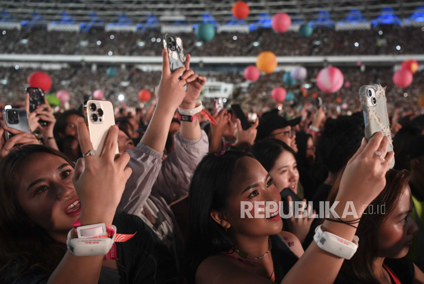 Sejumlah penonton menyaksikan konser grup band asal Inggris, Coldplay di Stadion Utama Gelora Bung Karno (SUGBK) Senayan, Jakarta, Rabu (15/11/2023). Konser grup band asal Inggris yang masuk dalam rangkaian tur dunia  Music of the Spheres Tour 2023 di Jakarta itu merupakan penampilan perdana mereka di Indonesia sejak band itu didirikan pada 1997 dengan membawakan sekitar 22 lagunya.