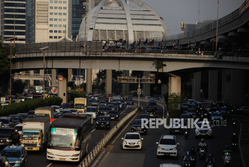 Sistem ganjil genap Jalan Raya Gatot Subroto di Jakarta Selatan. Ketua Komisi D DPRD DKI menyarankan ganjil genap diberlakukan selama 24 jam.