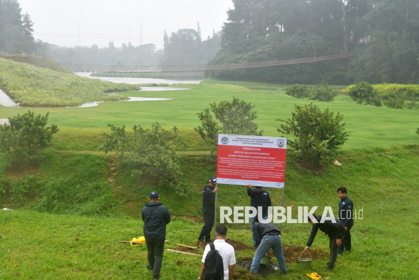 Sejumlah pengawas Penegakan Hukum (Gakkum) Kementerian Lingkungan Hidup memasang plang penyegelan di Kawasan Ekonomi Khusus (KEK) Lido, Kabupaten Bogor, Jawa Barat, Kamis (6/2/2025). Kementerian Lingkungan Hidup menyegel dan menghentikan kegiatan pembangunan di KEK Lido, Bogor setelah menemukan sejumlah pelanggaran termasuk aktivitas pembangunan yang tidak sesuai dokumen lingkungan. 