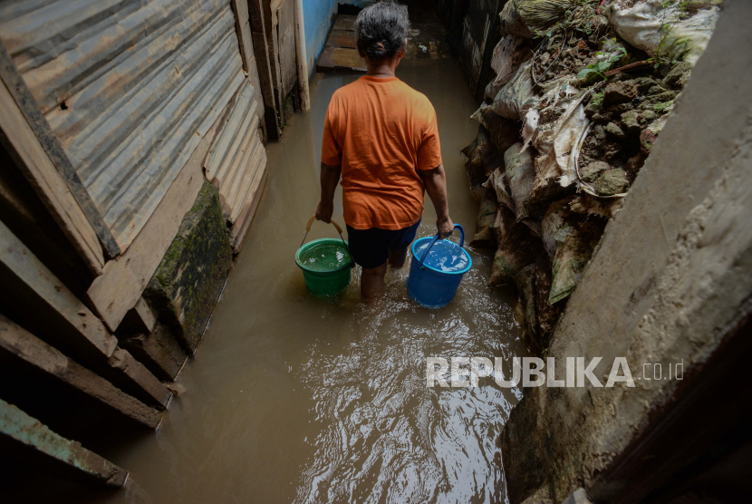 Permukiman di Kebon Pala Kembali Banjir. Warga beraktivitas di area pemukiman yang terendam banjir di kawasan Kebon Pala II, Jakarta. Ilustrasi