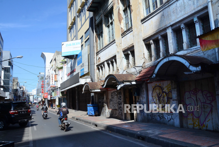 [Foto Ilustrasi] Suasana lengang di salah satu tempat yang biasa dipadati pengunjung di Kota Bandung, yaitu Jalan ABC, saat penutupan sementara aktivitas perdagangan di masa Pemberlakuan Pembatasan Kegiatan Masyarakat (PPKM) Darurat.