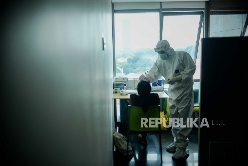 Jurnalis melakukan tes usap Polymerase Chain Reaction (PCR) di Rumah Sakit Pusat Pertamina, Jakarta, Rabu (18/11). Dunia pers ikut terdampak pandemi Covid-19 berdasarkan penelitian bersama LBH Pers, IJRS, dan ICJR. (ilustrasi)