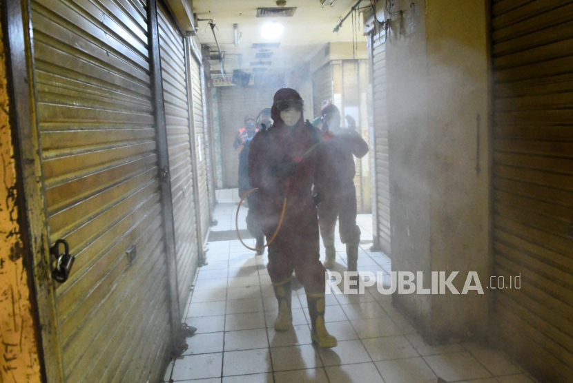 Dinas Perdagangan Kabupaten Kudus menyemprot disinfektan di Pasar Kliwon. Ilustrasi.