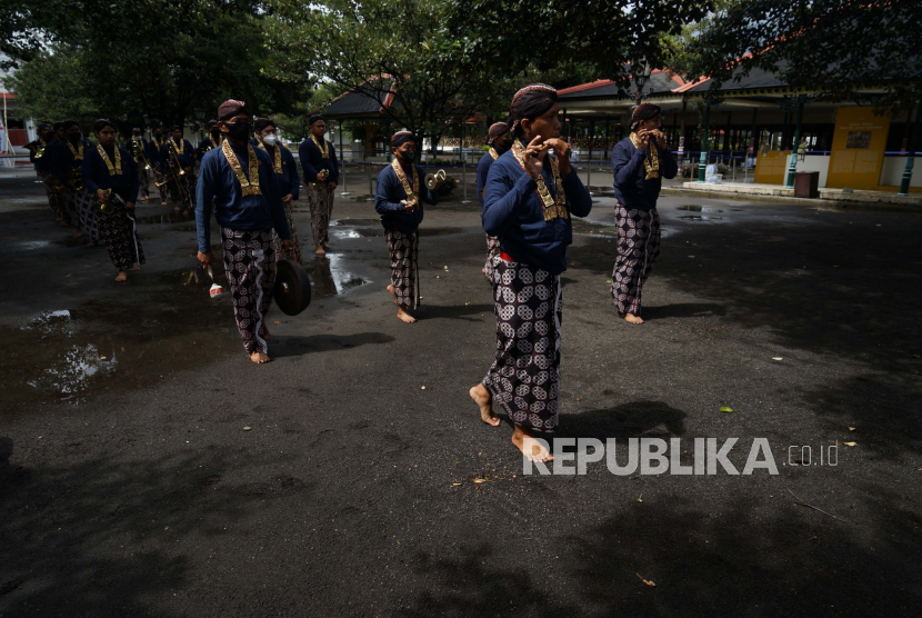 Abdi Dalem Musikan Keraton Yogyakarta yang tergabung dalam Yogyakarta Royal Orchestra Brass Ensemble keluar dari bangsal Kastriyan saat memperingati Hari Pahlawan di Bangsal Mandalasana, Keraton Yogyakarta, Rabu (10/11/2021). 