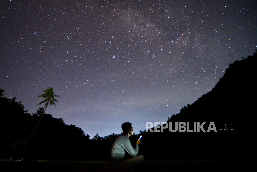 Warga menikmati panorama gugusan bintang di Nagari Sumpu, Tanah Datar, Sumatera Barat, Minggu (13/8/2023). Sebuah bintang berukuran besar akan meledak sebagai supernova di pengujung hidupnya.