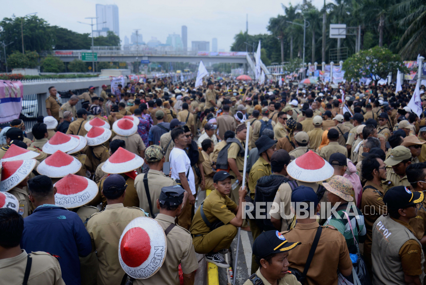 Massa dari Persatuan Perangkat Desa Indonesia saat melaksanakan aksi di depan Gedung DPR, Jakarta, Rabu (25/1/2023). Pada aksi tersebut mereka menuntut tentang status kepegawaian perangkat desa, peningkatan kesejahteraan dan masa jabatan perangkat desa hingga usia enam puluh tahun.
