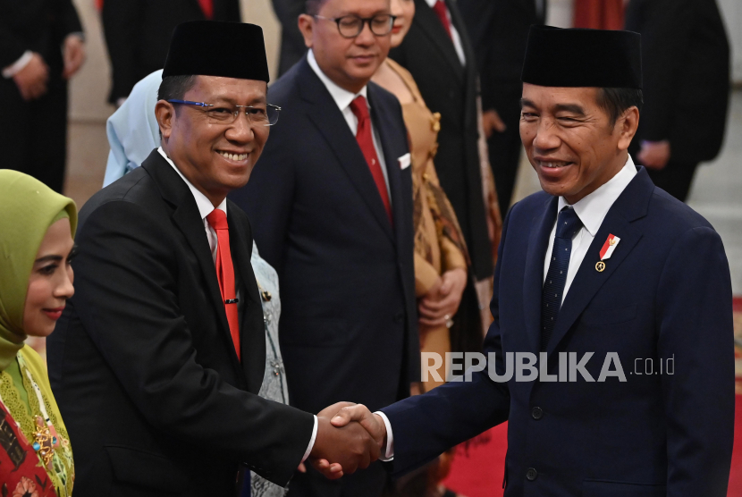 Presiden Joko Widodo (kanan) berjabat tangan dengan Menkumham Supratman Andi Agtas (kedua kiri) usai pelantikan di Istana Negara, Jakarta, Senin (19/8/2024).