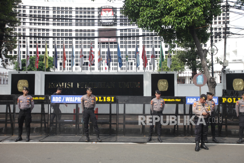 Polda Metro Jaya mengerahkan sebanyak 4.051 personel untuk mengamankan Penetapan Presiden Dan Wakil Presiden Terpilih 2024 di Kantor Komisi Pemilihan Umum Republik Indonesia (KPU RI), (ilustrasi)