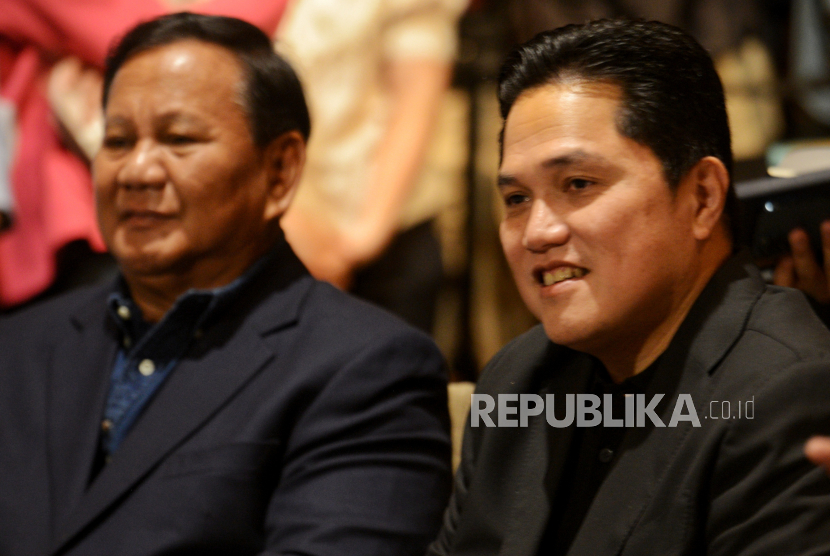 Calon presiden nomor urut 2 Prabowo Subianto (kiri) mendapat dukungan dari Erick Thohir (kanan). Dukungan mengalir, TKN Prabowo-Gibran sebut pilpres satu putaran cegah polarisasi.
