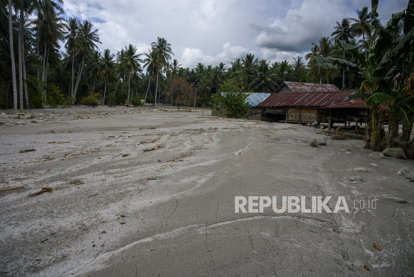 Kondisi rumah warga yang terbenam lumpur di Dusun II, Desa Poi, Kabupaten Sigi, Sulawesi Tengah, Senin (6/7/2020). Selain lumpur, banjir yang terjadi pada Minggu (5/7/2020) sore akibat hujan deras itu juga membawa material bebatuan dan kayu. Meskipun tidak menimbulkan korban jiwa, namun banjir ketiga kalinya yang terjadi dalam sepekan terakhir di desa itu merusak sejumlah rumah warga. 