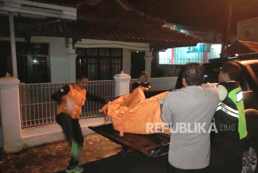 Polisi mengevakuasi korban di jalur kereta api wilayah Kecamatan Rajapolah, Kabupaten Tasikmalaya, Jawa Barat, Jumat (24/11/2023). 
