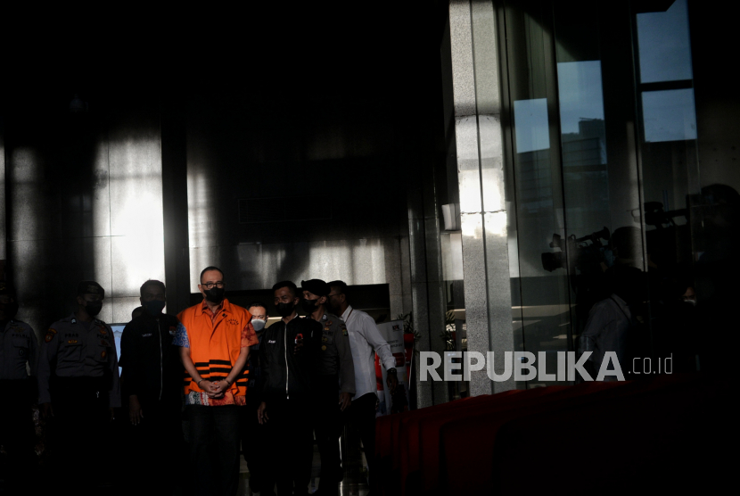 Eks Pejabat Ditjen Pajak Kementerian Keuangan, Rafael Alun Trisambodo berjalan mengenakan rompi tahanan saat akan dihadirkan dalam konferensi pers pengumuman penahanan tersangka di Gedung Merah Putih KPK, Jakarta, Senin (3/4/2023). KPK resmi melakukan penahanan terhadap tersangka Rafael Alun Trisambodo (RAT) dalam kasus dugaan tindak pidana korupsi dengan menggunakan jabatannya atas penerimaan gratifikasi dari beberapa wajib pajak terkait pengkondisian berbagai temuan pemeriksaan perpajakan di Ditjen Pajak Kemenkeu tahun 2011 hingga 2023. Dalam konferensi pers tersebut, KPK juga berhasil menyita sejumlah tas mewah, perhiasan dan sejumlah mata uang dollar Amerika, dollar Singapura dan mata uang euro senilai Rp32,2 miliar saat melakukan penggeledahan di kediaman RAT. Oleh karena itu, untuk kepentingan penyidikan, KPK melakukan penahanan terhadap RAT selama 20 hari pertama dari tanggal 3-22 April 2023 mendatang di Rutan KPK Gedung Merah Putih.