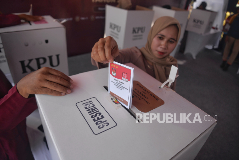 Warga mengikuti stimulasi pemungutan dan perhitungan suara untuk pilkada tahun 2024 di lapangan sepakbola Kukusan Depok, Jawa Barat, Sabtu (7/9/2024). 