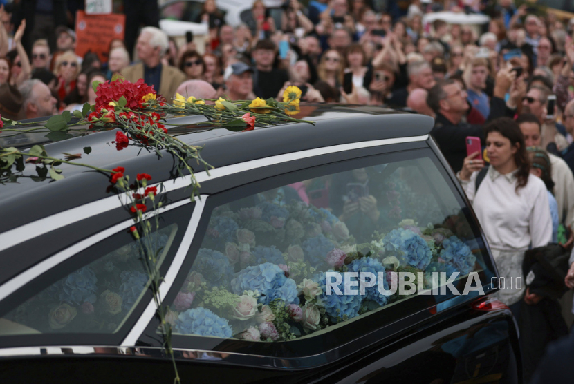 Ribuan penggemar Sinead O Connor atau Shuhada Sadaqat berbaris di jalan-jalan saat menyaksikan proses pemakamannya di County Wicklow, Irlandia, Selasa (8/8/2023).