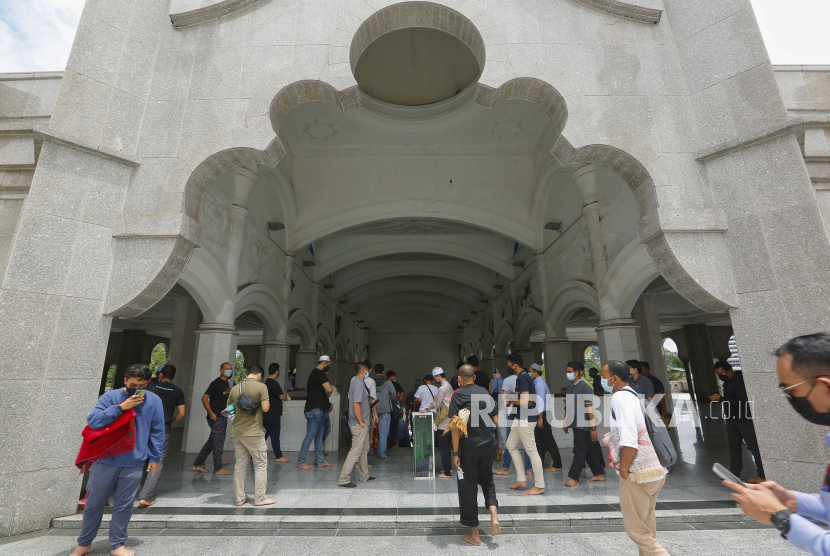Umat Islam Malaysia berangkat usai salat Jumat di sebuah masjid di Kuala Lumpur, Malaysia, 01 Oktober 2021. Polisi Malaysia Keluarkan 1.000 Izin Ceramah Politik Selama Kampanye