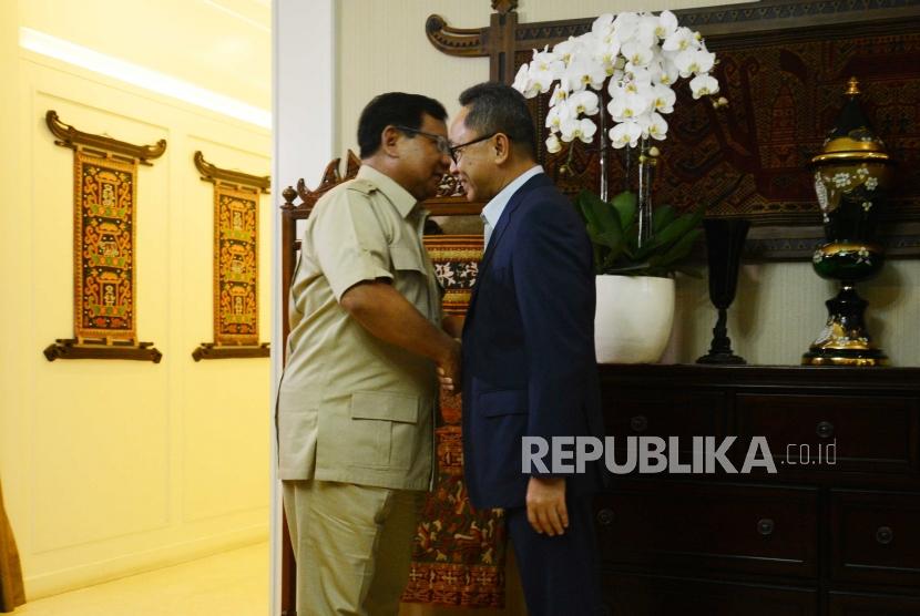 Ketua umum Partai Gerindra, Prabowo  Subianto (kiri ) bersalaman bersama ketua MPR RI, Zulkifli Hasan (kanan)  saat melakukan pertemuan di Jakarta, Senin (25/6).