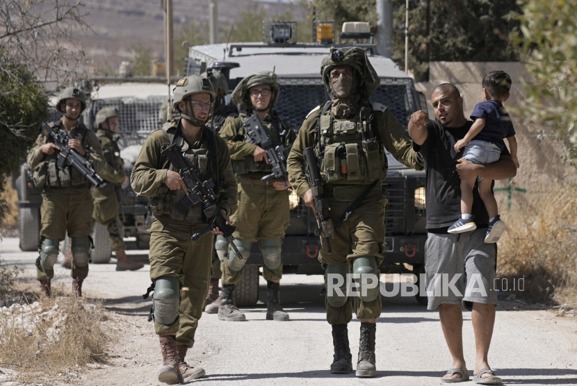 Pasukan keamanan Israel melakukan pencarian menyusul laporan serangan penembakan di sebuah bus di desa Salem, dekat kota Nablus, Tepi Barat, Minggu, 2 Oktober 2022. Seorang Guru Palestina Tewas Ditembak Pasukan Israel 