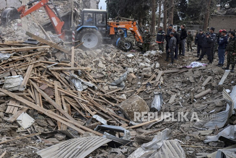 Sebuah foto selebaran yang disediakan oleh Kementerian Luar Negeri Azerbaijan mengklaim menunjukkan rumah-rumah yang diduga rusak akibat penembakan baru-baru ini di Ganja, Azerbaijan, 11 Oktober 2020.