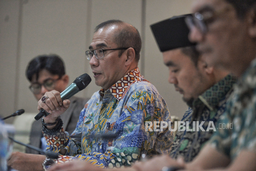Ketua KPU Hasyim Asyari bersama Anggota KPU memberikan keterangan terkait Penetapan Daftar Calon Tetap (DCT)  untuk DPR dan DPD untuk pemilu 2024 di Gedung KPU RI, Jakarta, Jumat (3/11/2023). KPU menetapkan Daftar Calon Tetap (DCT) Anggota DPR sebanyak 9.917 orang sedangkan untuk DPD ada 668 orang.