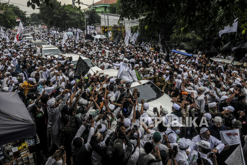 [Ilustrasi] Imam Besar Front Pembela Islam (FPI) Habib Rizieq Shihab menyapa massa saat tiba di Petamburan, Jakarta, Selasa (10/11). Kembalinya Habib Rizieq memunculkan rencana menggelar reuni akbar 212.