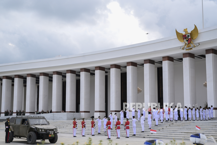 Tim Purna Paskibraka 2023 yang membawa duplikat bendera pusaka Merah Putih dan salinan naskah teks proklamasi tiba di Istana Negara Ibu Kota Nusantara (IKN), Penajam Paser Utara, Kalimantan Timur, Sabtu (10/8/2024). Duplikat bendera pusaka Merah Putih dan salinan naskah teks proklamasi yang dibawa dari Jakarta tersebut disimpan di Istana Negara Ibu Kota Nusantara untuk nantinya digunakan saat upacara peringatan HUT Ke-79 Kemerdekaan Republik Indonesia di IKN. 