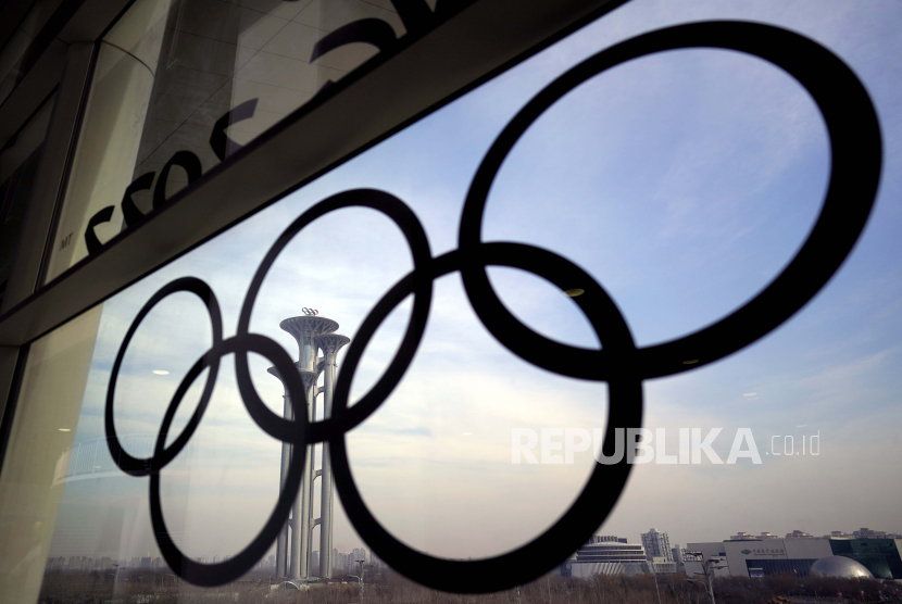 Logo Olimpiade ditampilkan di pusat media utama untuk Olimpiade Musim Dingin Beijing Selasa, 18 Januari 2022, di Beijing.