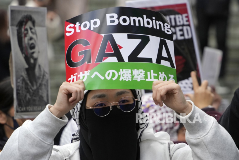 Pengunjuk rasa memegang spanduk saat unjuk rasa solidaritas terhadap rakyat Palestina di tengah konflik yang sedang berlangsung antara Israel dan Hamas di Tokyo, Jepang, (13/1/2024).