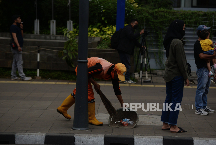 Petugas PPSU membersihkan sampah ilustrasi. Seorang anggota Penanganan Prasarana dan Sarana Umum (PPSU) menjadi korban penjabretan saat bekerja membersihkan jalanan di Jalan Sukamulya III arah lampu merah jembatan Galur, Kemayoran, Jakarta Pusat, Selasa (27/9) sekitar pukul 05.07 WIB. 