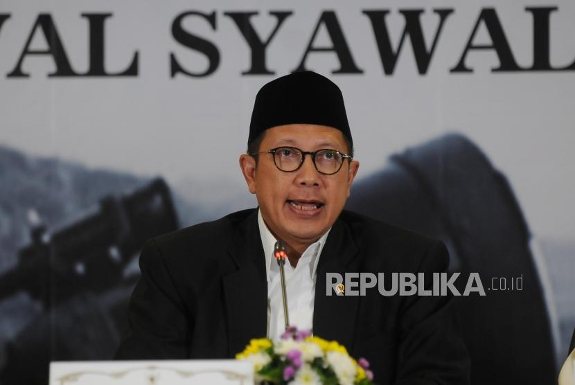 Menteri Agama Lukman Hakim Saifuddin memberikan paparan hasil sidang Isbat di Kantor Kementerian Agama, Jakarta, Kamis (14/6).