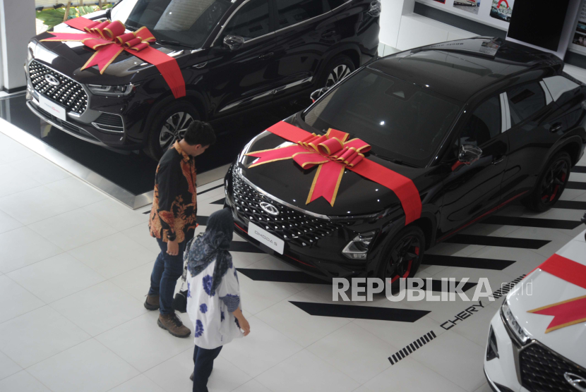 Pengunjung melihat mobil yang dipajang saat pembukaan Dealer baru Chery di Jl. KH Hasyim Ashari, Jakarta, Jumat (17/11/2023).