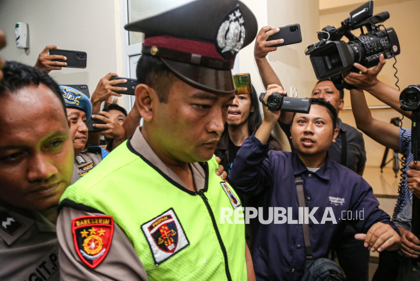 Pelaku penembakan siswa SMK Aipda Robig Zaenudin (kedua kiri) digiring petugas memasuki ruang sidang kode etik kasus tersebut di Mapolda Polda Jateng, Semarang, Senin (9/12/2024).