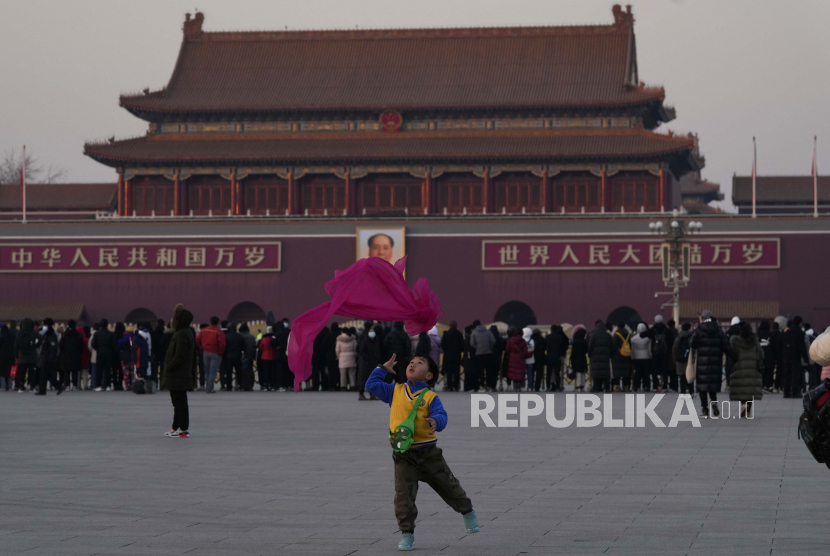 Bendera Merah-Putih berkibar di Istana Kota Terlarang dan Lapangan Tiananmen, Beijing, saat Presiden Indonesia Joko Widodo melakukan kunjungan kenegaraan ke China