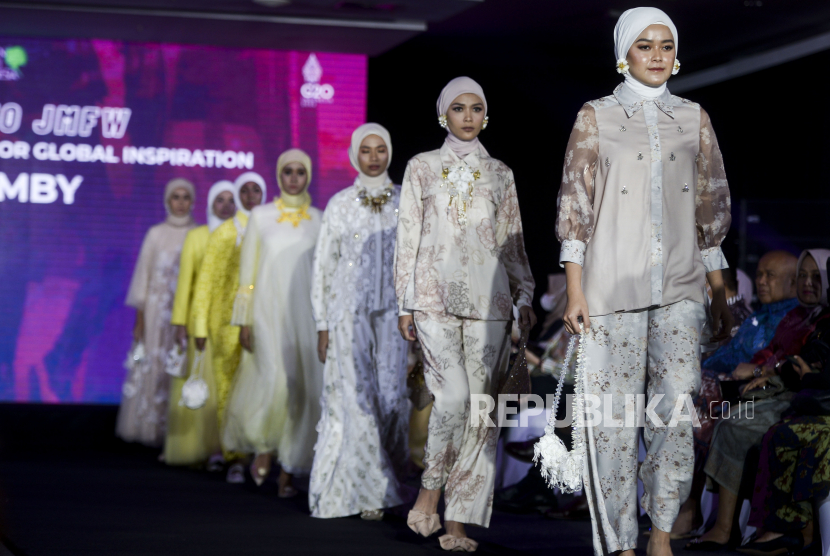 Model melakukan peragaan busana saat parade roadshow Jakarta Muslim Fashion Week (JMFW) di Jakarta, Selasa (23/8/2022). Desainer mengatakan variasi bahan untuk modest fashion cenderung terbatas. 
