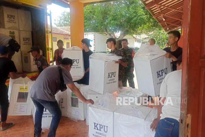 Aparat mengawal pengambilan logistik Pemilu 2024 berupa kotak suara  dari gudang PPK Kalurahan Donotirto, Kretek, Bantul pada Jumat (23/2/2024)  jelang pemungutan suara ulang di Bantul besok. 