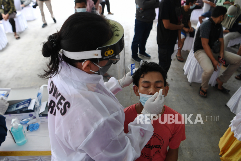 Warga yang telah balik dari mudik menjalani swab test antigen di Sunter, Jakarta, Rabu (19/5/2021). Polda Metro Jaya menggelar tes cepat Antigen kepada pemudik yang telah balik ke Jakarta untuk mencegah penyebaran COVID-19.