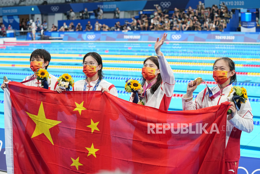  Tim China Junxuan Yang, Muhan Tang, Yufei Zhang dan Bingjie Li merayakan dengan medali emas mereka setelah Final Estafet Gaya Bebas 4 x 200m Putri selama acara Renang Olimpiade Tokyo 2020 di Tokyo Aquatics Center di Tokyo, Jepang, 29 Juli 2021