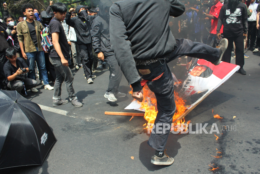 Ratusan mahasiswa dari berbagai kampus dan masyarakat menggelar aksi di depan kantor DPRD Provinsi Jawa Barat, Jalan Diponegoro, Kota Bandung, Kamis (22/8/2024). Aksi tersebut untuk merespons kondisi demokrasi di Indonesia yang menurun, dan berbagi isu politik saat ini seperti putusan Mahkamah Konstitusi (MK) nomor 60/PUU-XXII/2024.