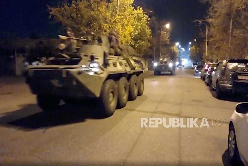  Foto ini diambil dari rekaman yang disediakan oleh layanan pers Kementerian Pertahanan Rusia pada Rabu, 11 November 2020, menunjukkan kendaraan militer penjaga perdamaian Rusia bergerak dari bandara di luar Yerevan, Armenia. 