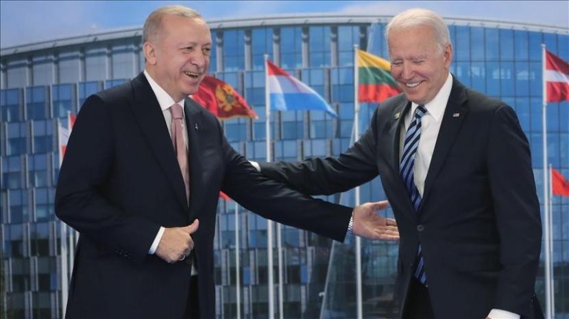 Presiden Amerika Serikat Joe Biden menggambarkan tatap muka pertamanya dengan Presiden Turki Recep Tayyip Erdogan sebagai pertemuan yang positif dan produktif. 