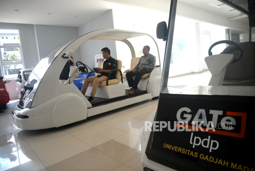 Teknisi mencoba kendaraan listrik Gadjahmada Airport Transpoter Electric (GATe) autonomous saat peresmian GATe pada e-Katalog di Yogyakarta, Kamis (10/8/2023). 