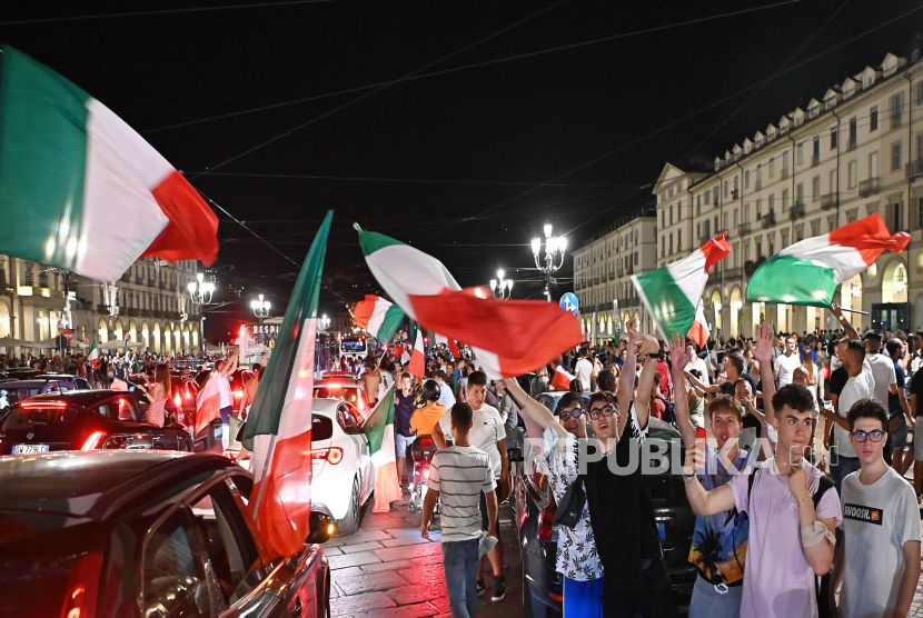  Fan Italia merayakan kemenangan timnya dalam pertandingan semifinal UEFA Euro 2020 antara Italia dan Spanyol di Piazza Venezia, Roma, Italia, 06 Juli 2021.