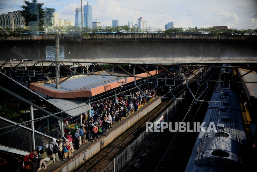 Penumpang berjubel menunggu kedatangan kereta di Stasiun Tanah Abang, Jakarta Pusat, Kamis (9/3/2023). 