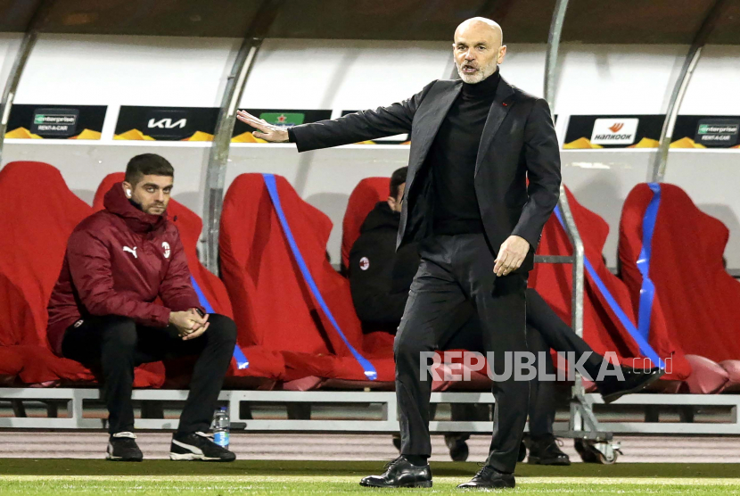 Reaksi pelatih kepala Milan Stefano Pioli saat babak 32 besar Liga Eropa UEFA, pertandingan sepak bola leg pertama antara Red Star Belgrade dan AC Milan di Beograd, Serbia, 18 Februari 2021.