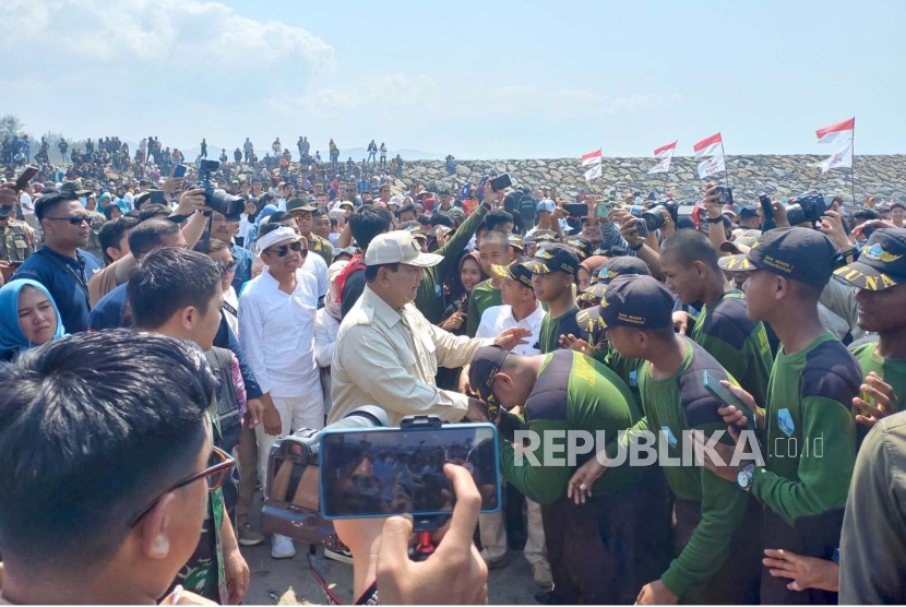 Menteri Pertahanan Prabowo Subianto menyalami para nelayan dan warga di Pelabuhan Pendaratan Ikan (PPI) Cikidang,  Kabupaten Pangandaran, Rabu (11/10/2023). 