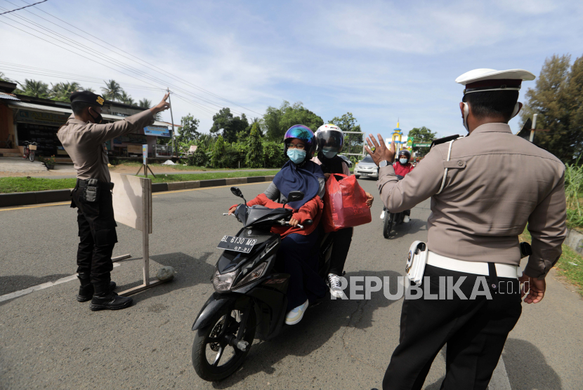 Petugas Pasukan Keamanan Bersama Aceh melakukan pemeriksaan terhadap orang-orang yang tidak mengenakan masker pelindung di depan umum di sebuah jalan di Banda Aceh, Indonesia, 16 Februari 2021. Pemerintah daerah mengenakan denda sebesar 100.000 Rupiah (sekitar tujuh dolar AS) bagi orang-orang yang tidak memakai masker wajah. di tempat umum, dalam upaya menghentikan penyebaran pandemi penyakit coronavirus (COVID-19).