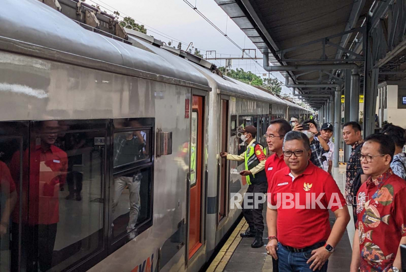 Sekretaris Jenderal PDIP, Hasto Kristiyanto melepas pemudik di Stasiun Pasar Senen, Jakarta, Selasa (18/4/2023).