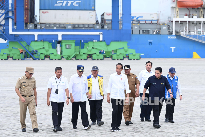 Presiden Joko Widodo (Jokowi) saat meninjau pelabuhan Makassar New Port di Sulawesi Selatan, Kamis (22/2/2024). 