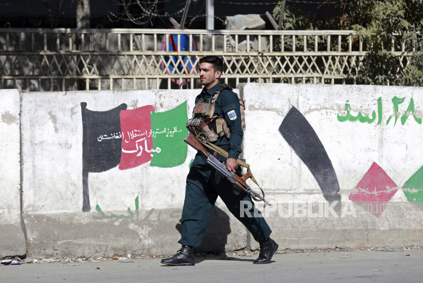 Mahasiswa Afghanistan Kembali Belajar dengan Tirai Pemisah. Seorang anggota pasukan keamanan Afghanistan di lokasi serangan di Universitas Kabul di Kabul, Afghanistan. Ilustrasi