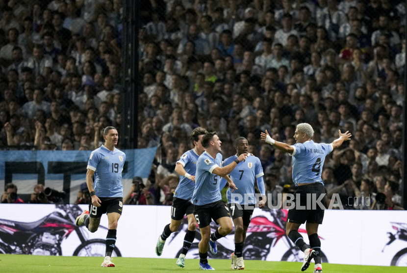 Selebrasi pemain Uruguay Ronald Araujo (kanan) bersama rekan satu timnya yang mencetak gol pembuka ke gawang Argentina pada pertandingan sepak bola kualifikasi Piala Dunia FIFA 2026 di stadion La Bombonera di Buenos Aires, Argentina, Jumat (17/11/2023).